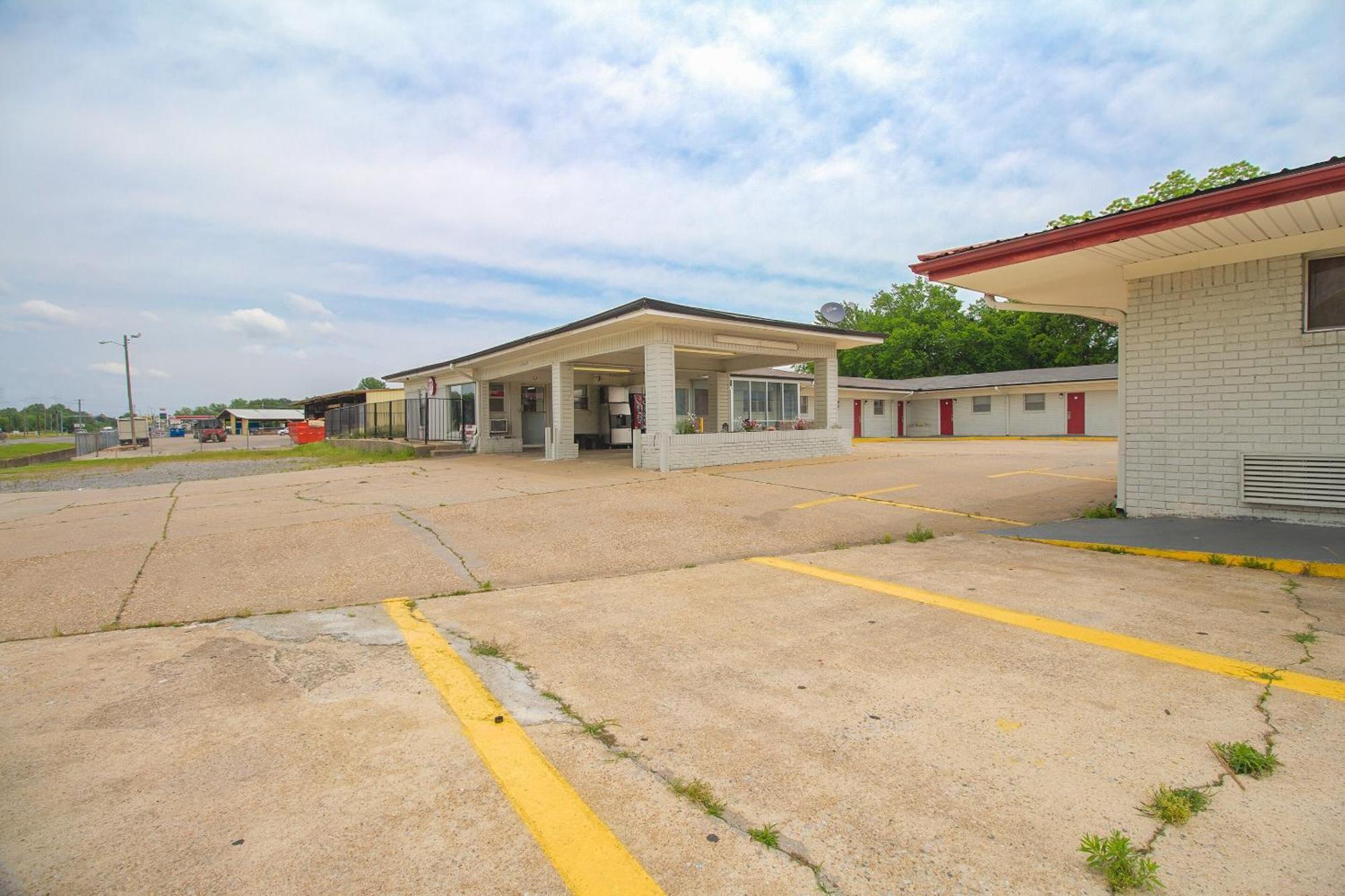 Oyo Hotel Mcalester Ok S Main St Exterior photo