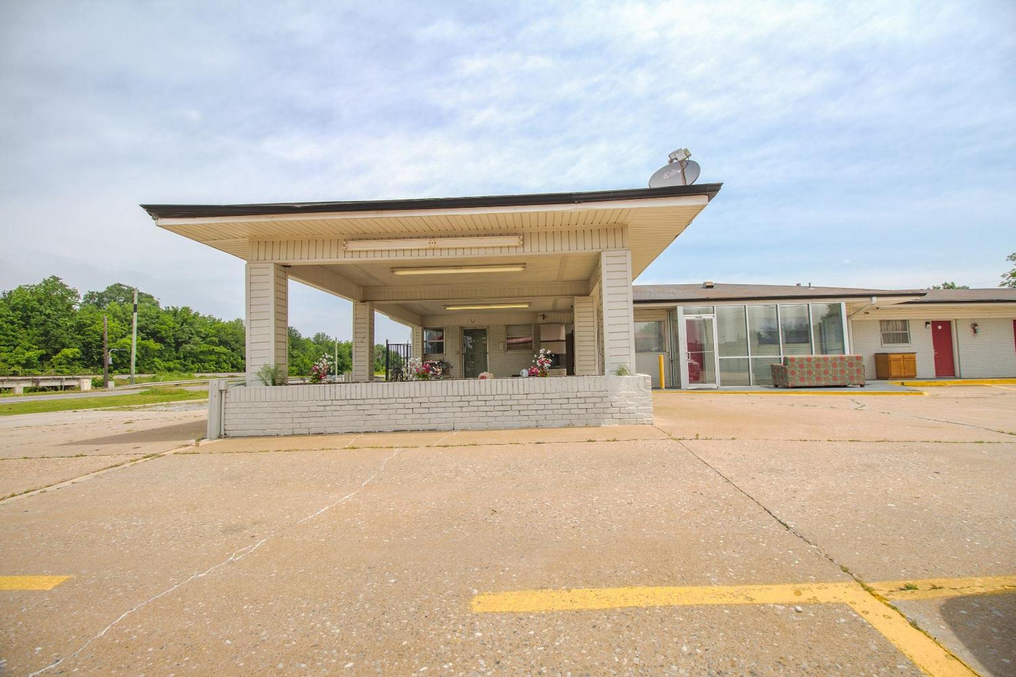 Oyo Hotel Mcalester Ok S Main St Exterior photo