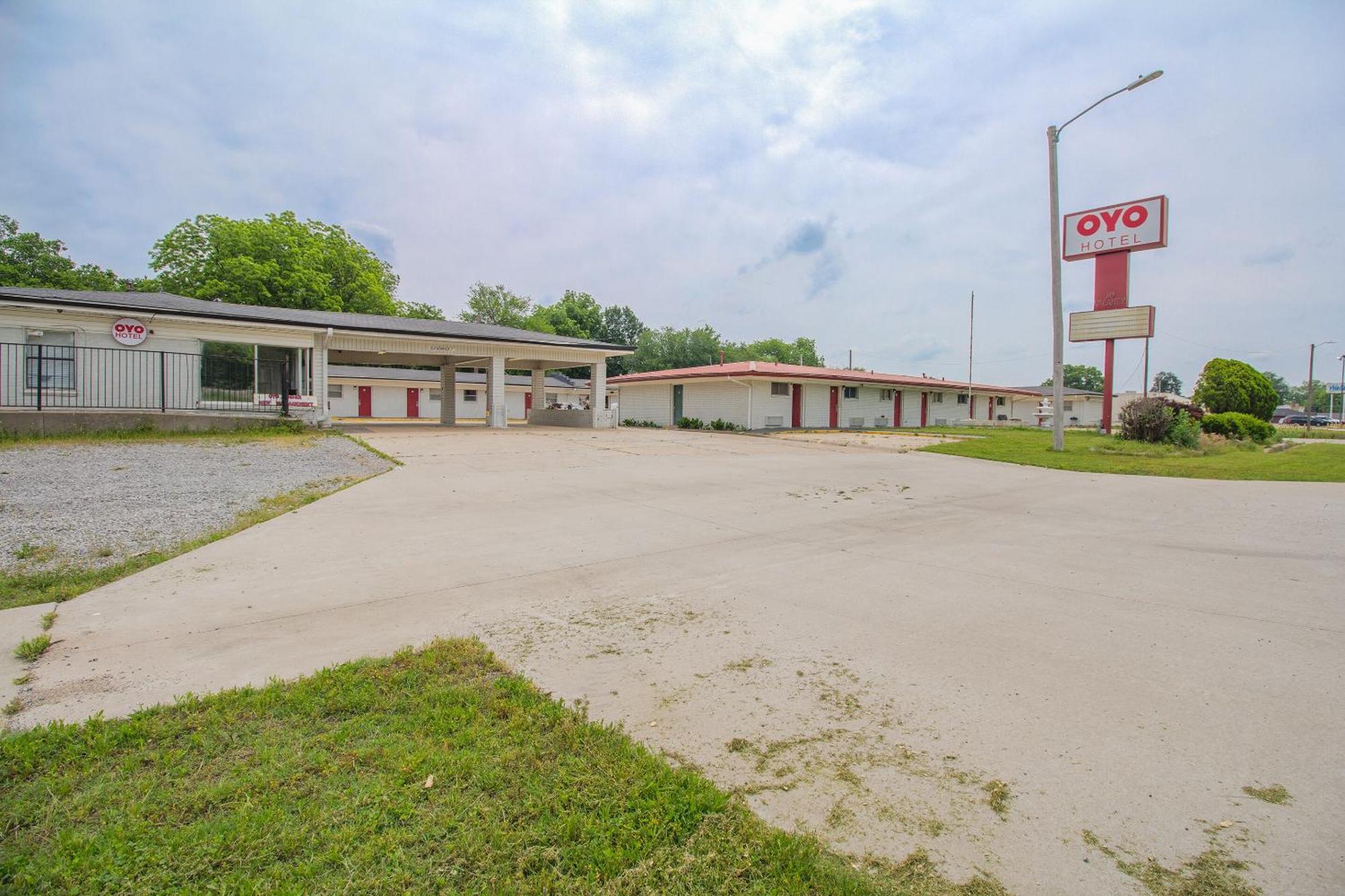 Oyo Hotel Mcalester Ok S Main St Exterior photo